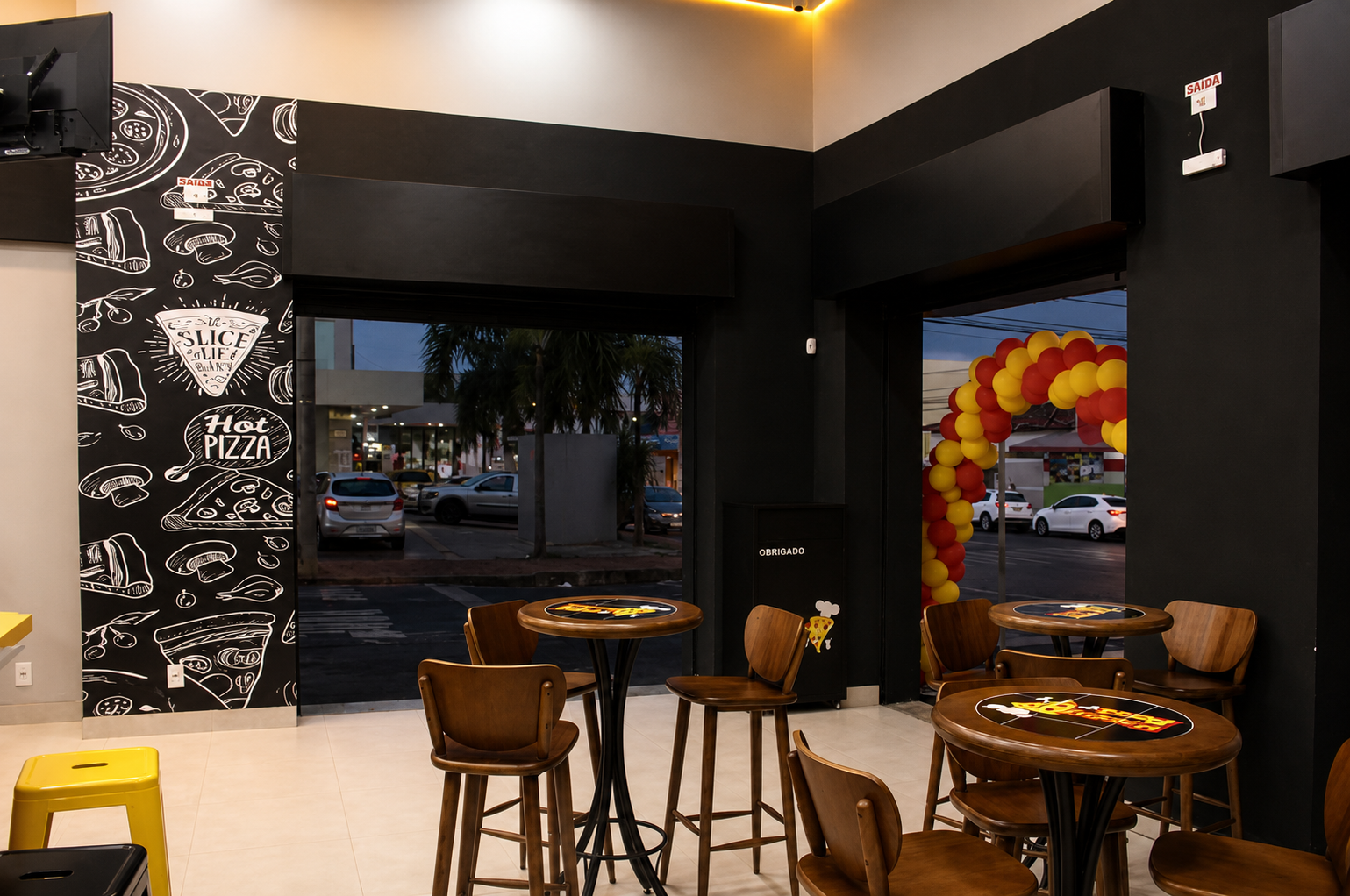 Área interna da Happy Pizza Santa Mônica em Uberlândia